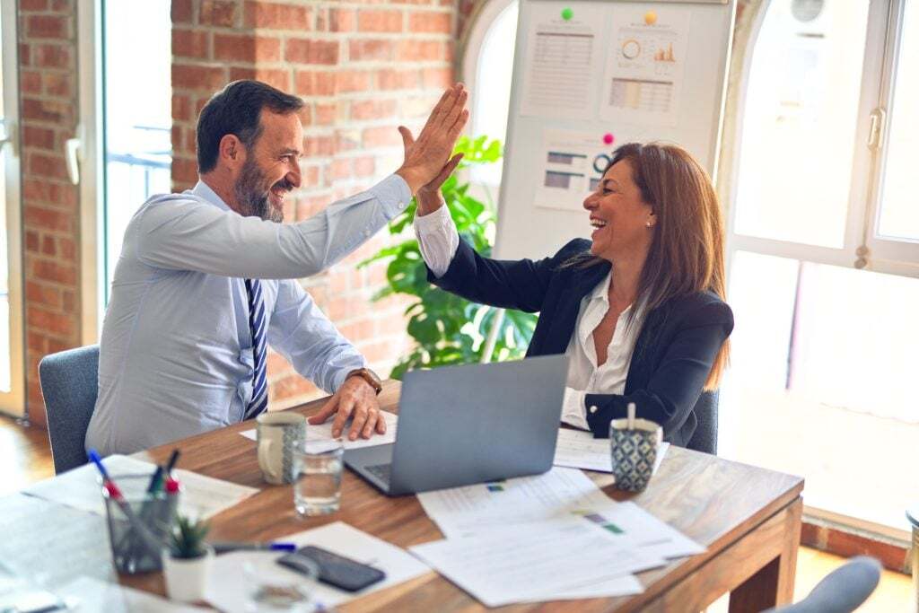 Communicating effectively and resolving conflicts in a virtual team